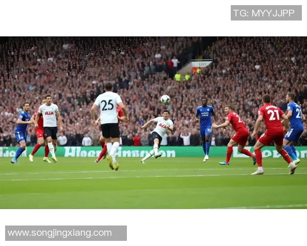 足球明星合影立牌图片展现球场魅力与友谊的完美瞬间