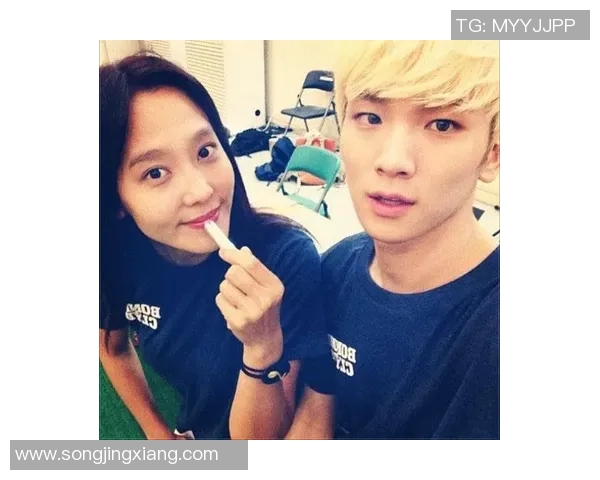 安东尼与足球明星亲密合影展现友谊与激情的瞬间